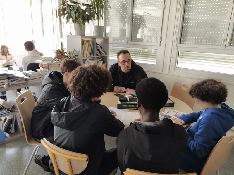 guiddy akademy entrain de jouer au serious game