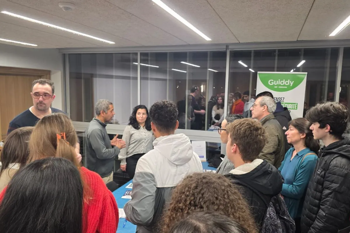 Guiddy akademy pendant une sensibilisation de. cybersécurité