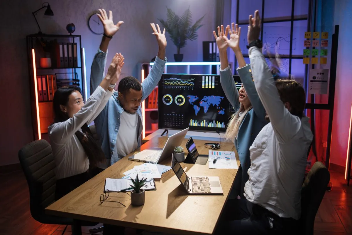 des employés qui jouent avec sentinelle by guiddy